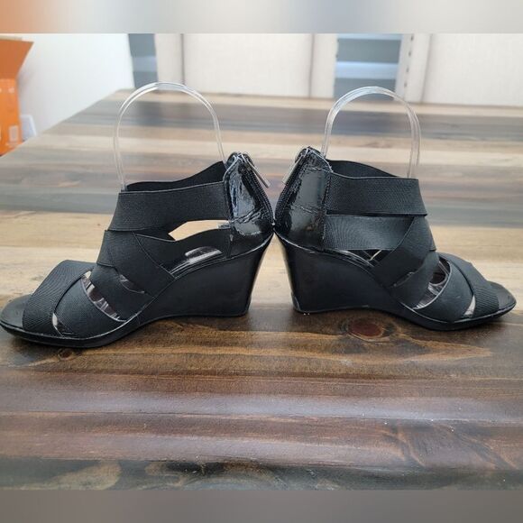 Kenneth Cole Reaction Women's Strappy Sandals Solid Black Back Zipper Size 7.5 - Picture 3 of 8